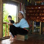 Dans la maison traditionnelle d'une ethnie locale
