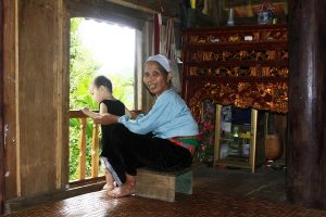Dans la maison traditionnelle d'une ethnie locale