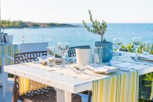 Fameuse tables grecques et plats traditionnels