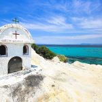 Petite chapelle traditionnelle le long des criques