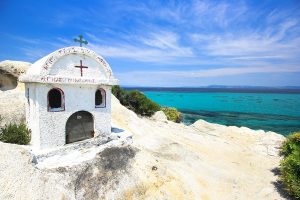 Petite chapelle traditionnelle le long des criques