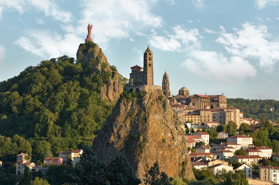 Le Puy-en-Velay (43) – Kapel St. Michel d’Aguilhe en standbeeld Notre-Dame-de-France