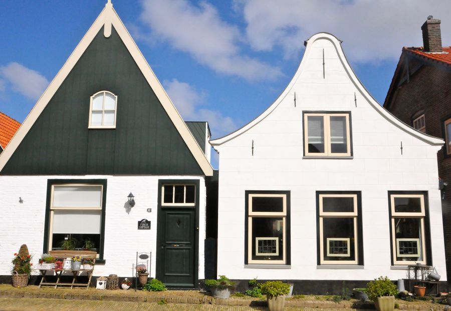 Typische huizen in De Waal op het ieland van Texel
