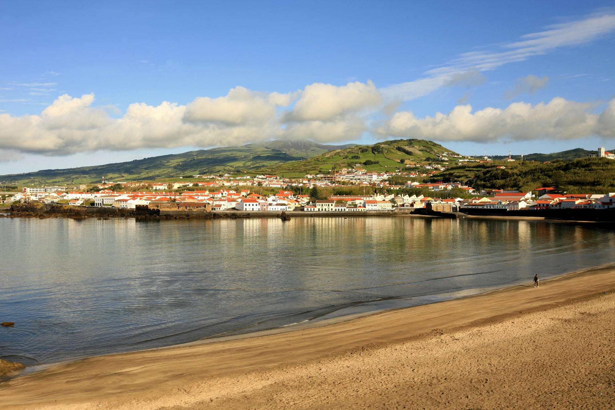 De kleine stad Horta, hoofdstad van het eiland Faial