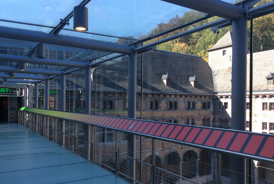 De glazen gang die 2 vleugels van het museum met elkaar verbindt is ook een geslaagde verbinding tussen geschiedenis en moderniteit