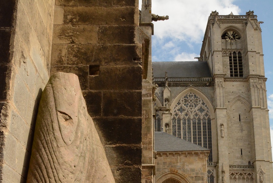 Devant la cathédrale Saint Julien le menhir d'y a 7000 ans