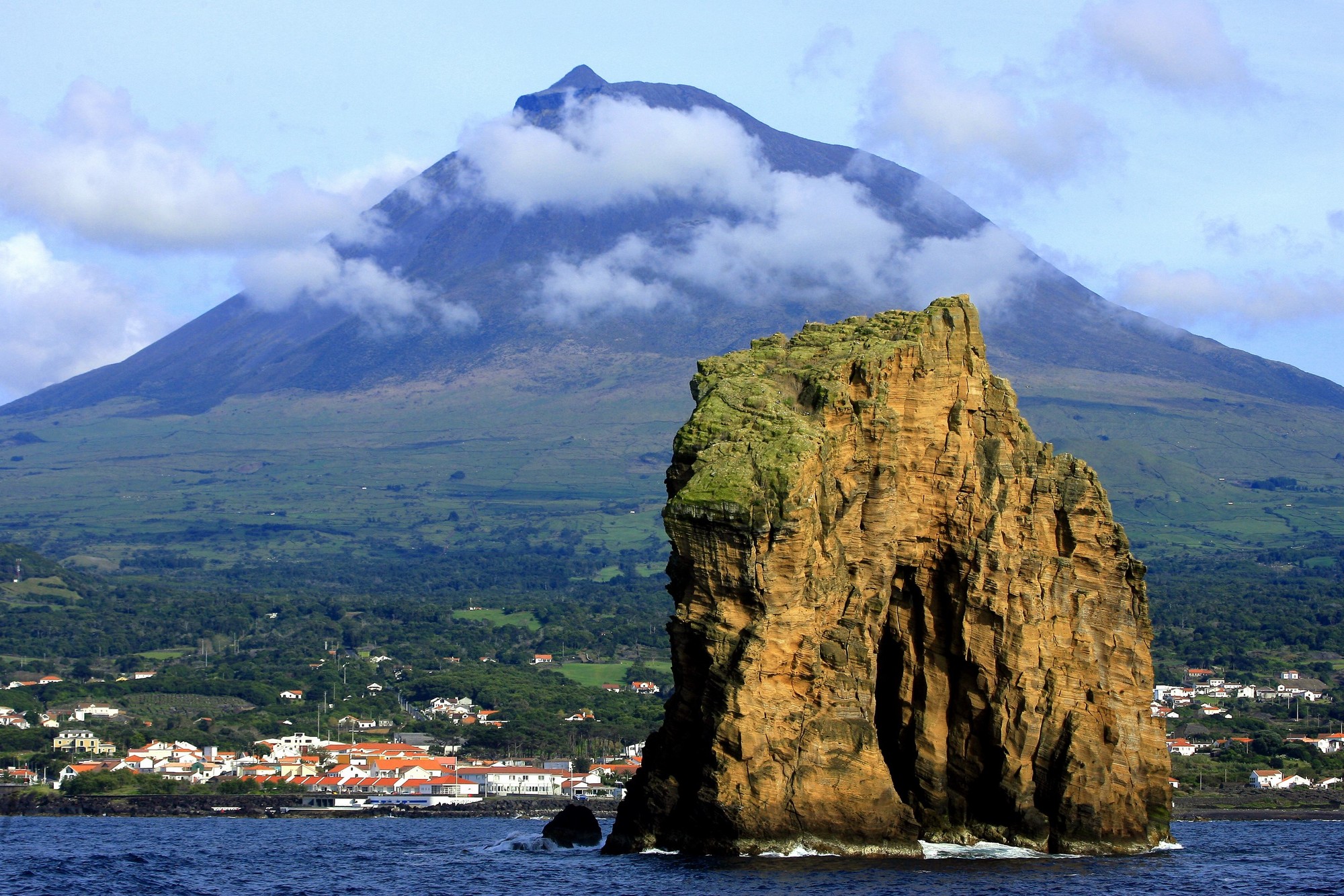 Het eiland Pico dankt zijn naam aan de vulkaan die 2351 meter hoog is