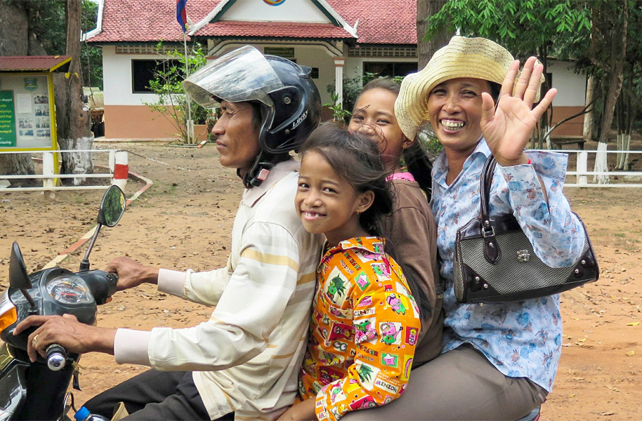 Een vrolijke familie in Cambodja, hier in Siem Reap