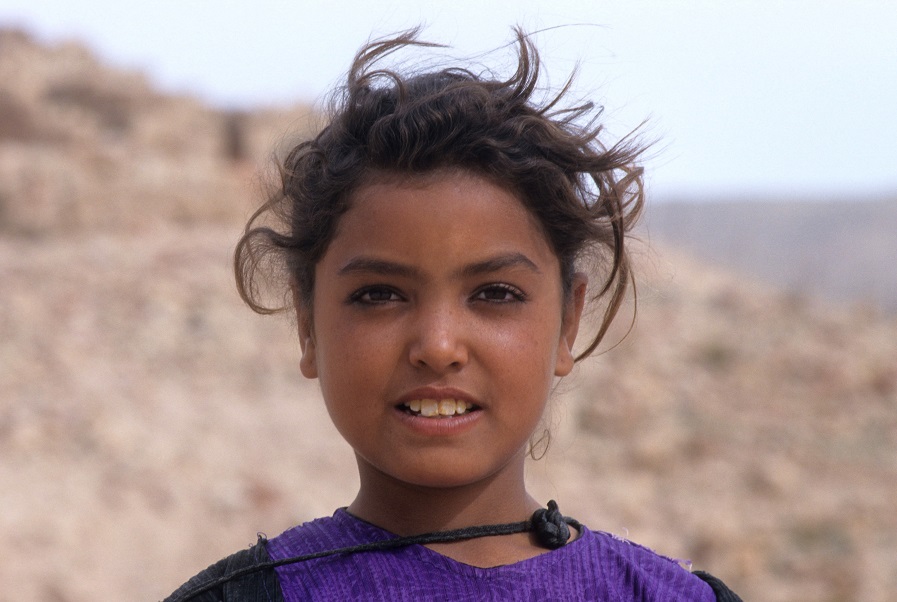 Visage souriant d'une enfant jordanienne