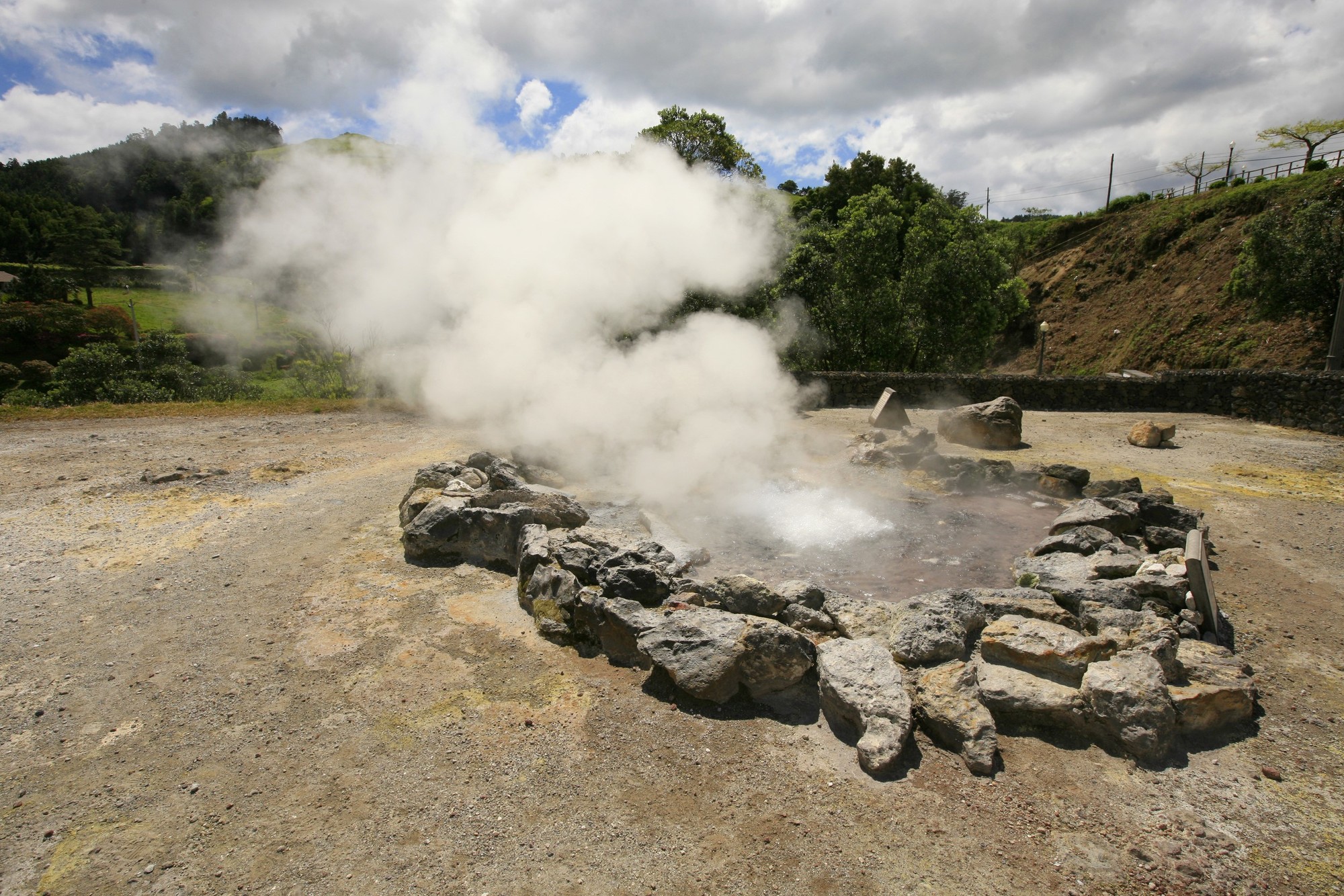 De vulkanische activiteit op São Miguel is nog steeds zichtbaar