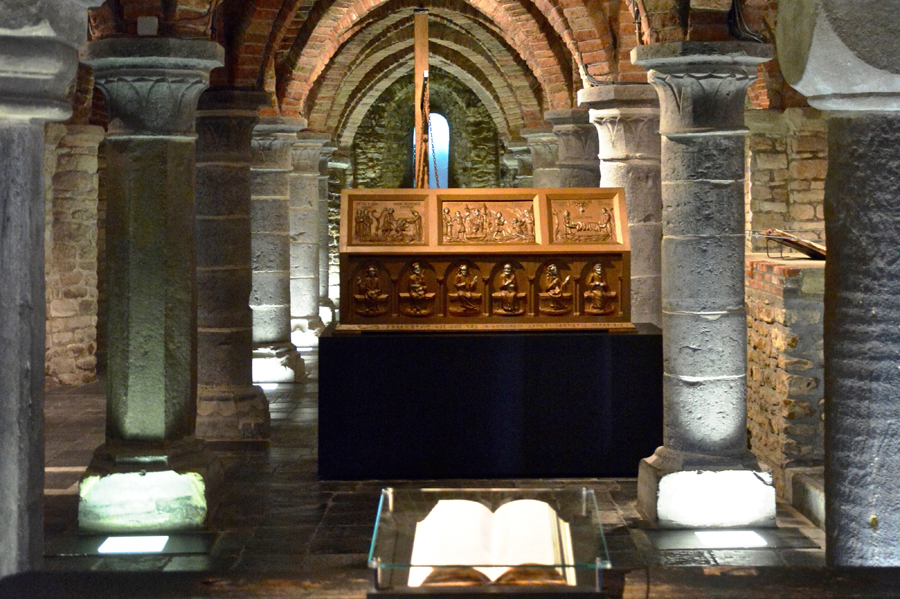 Dans la crypte Saint-Hermès en avant plan le Livre des Fous
