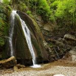 Dans l'arrière pays, les chutes de Varvara