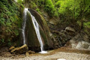 Dans l'arrière pays, les chutes de Varvara