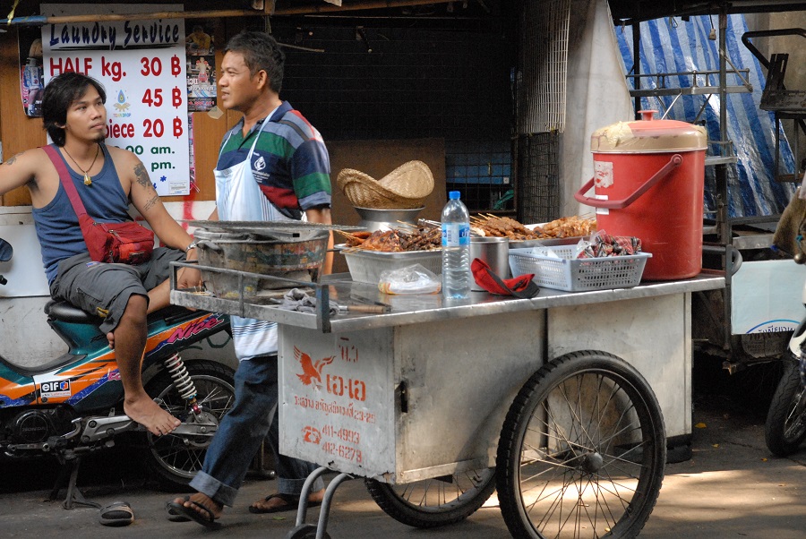 Stands de nourriture dans les rues de Bangkok