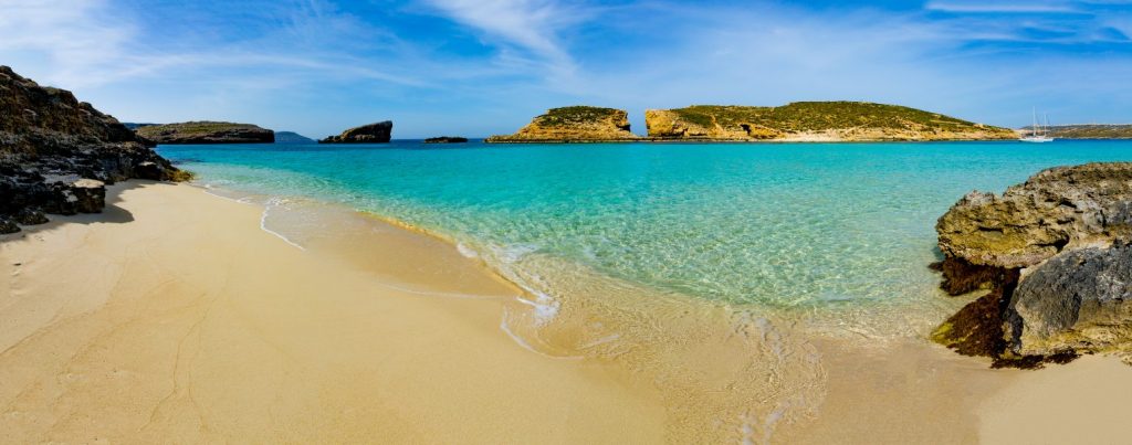 De zee die Malta omgeeft en zijn zo bijzondere blauwe kleur