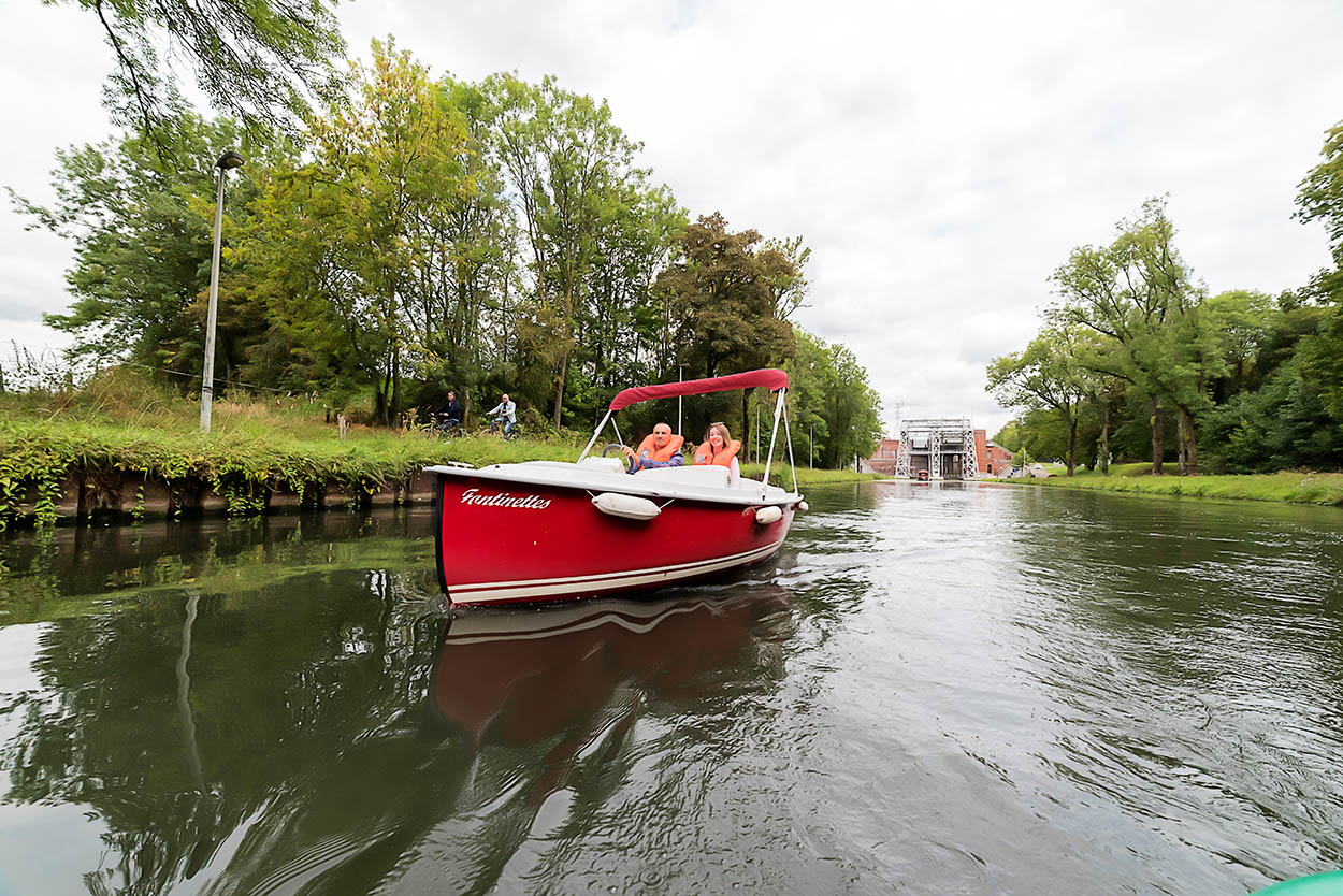 Découvrez le Canal du Centre en louant un bateau électrique