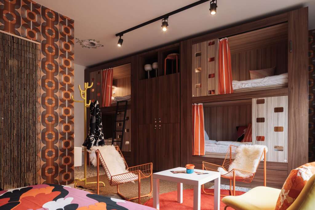IKEA et Yust proposent des chambres d’hôtel décorées à la mode des 70’s ! 