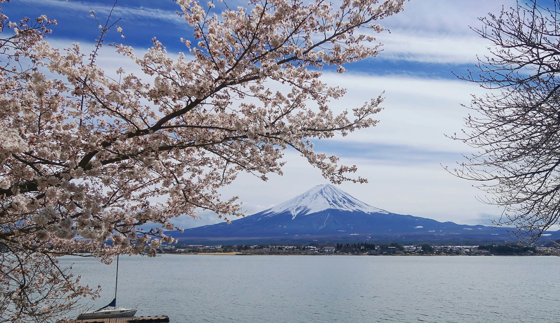 Toeristen prikken gaten in zeil dat uitzicht op Mont Fuji verbergt