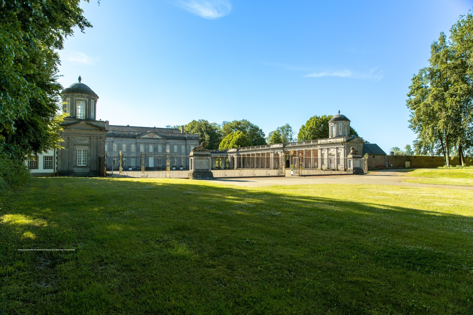Facade et grille du Chateau de Seneffe