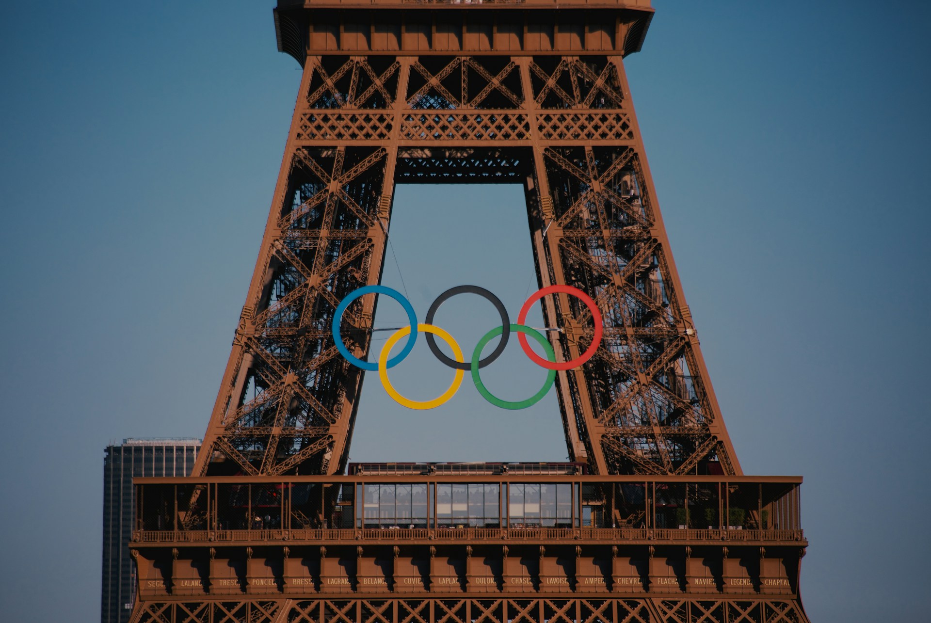 Paris : les anneaux olympiques de la Tour Eiffel ne vont pas finir à la poubelle !