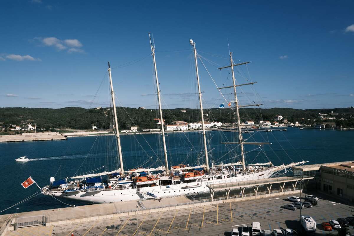 Le Star Clipper à l’ancre. Grand pour un voilier mais compact pour un bateau de croisière.