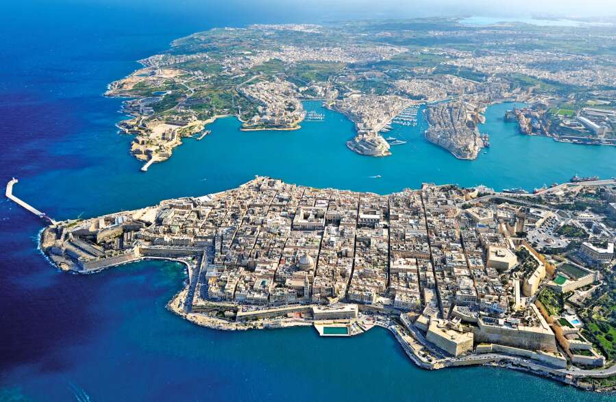 Valletta vanuit de lucht, met op de achtergrond de ‘three cities’.