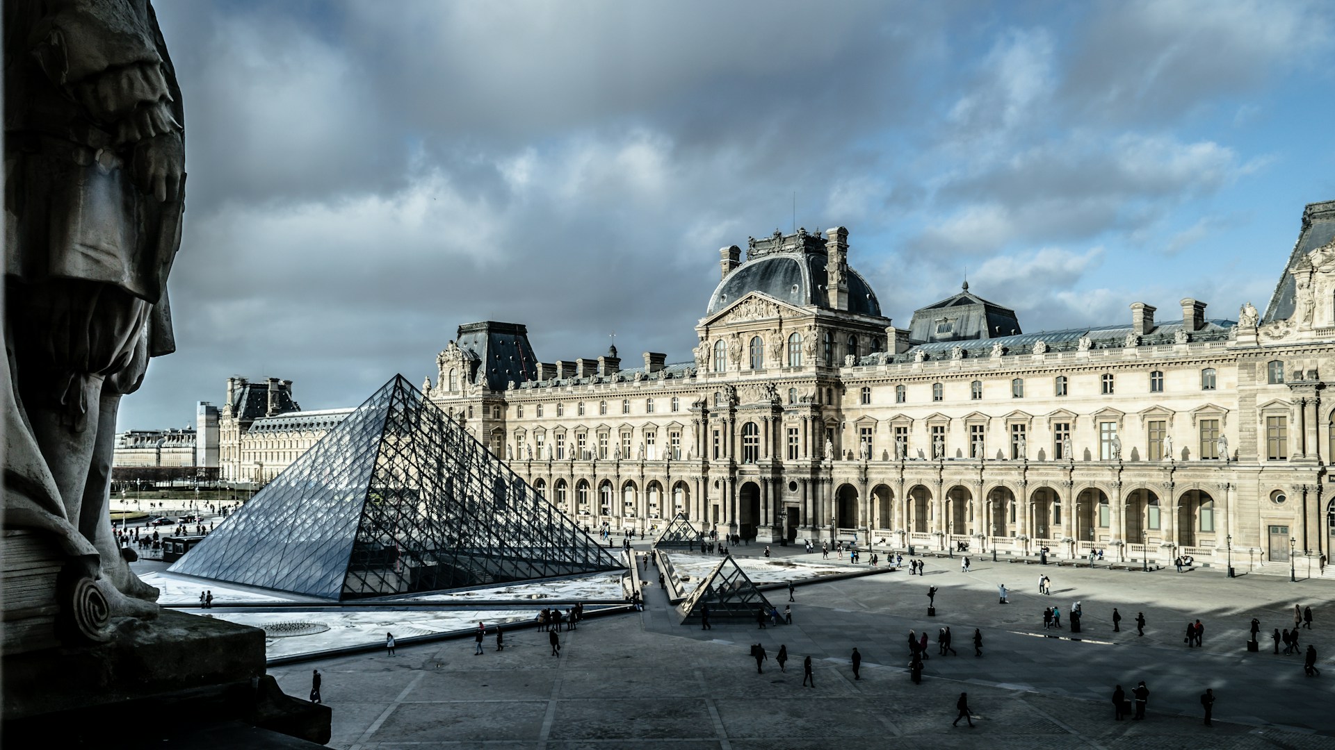 Le Louvre en péril : la présidente tire la sonnette d’alarme