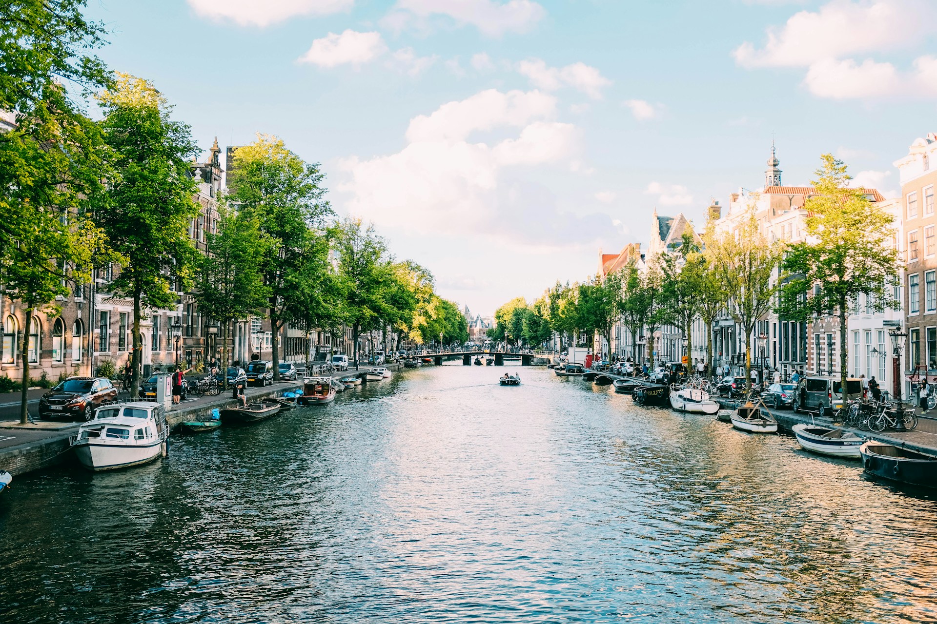 Amsterdam verbiedt vervuilende boten op de iconische grachten