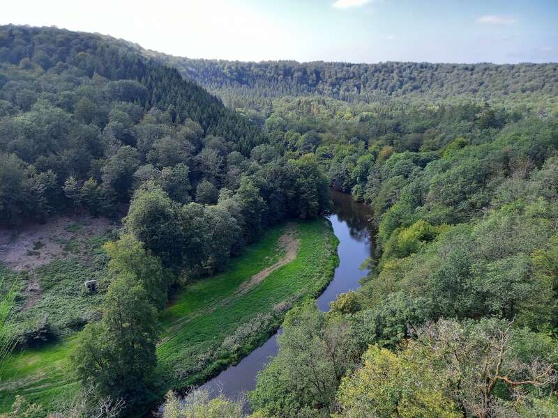 Vue sur la vallee de la Semois depuis le Rocher du Hat