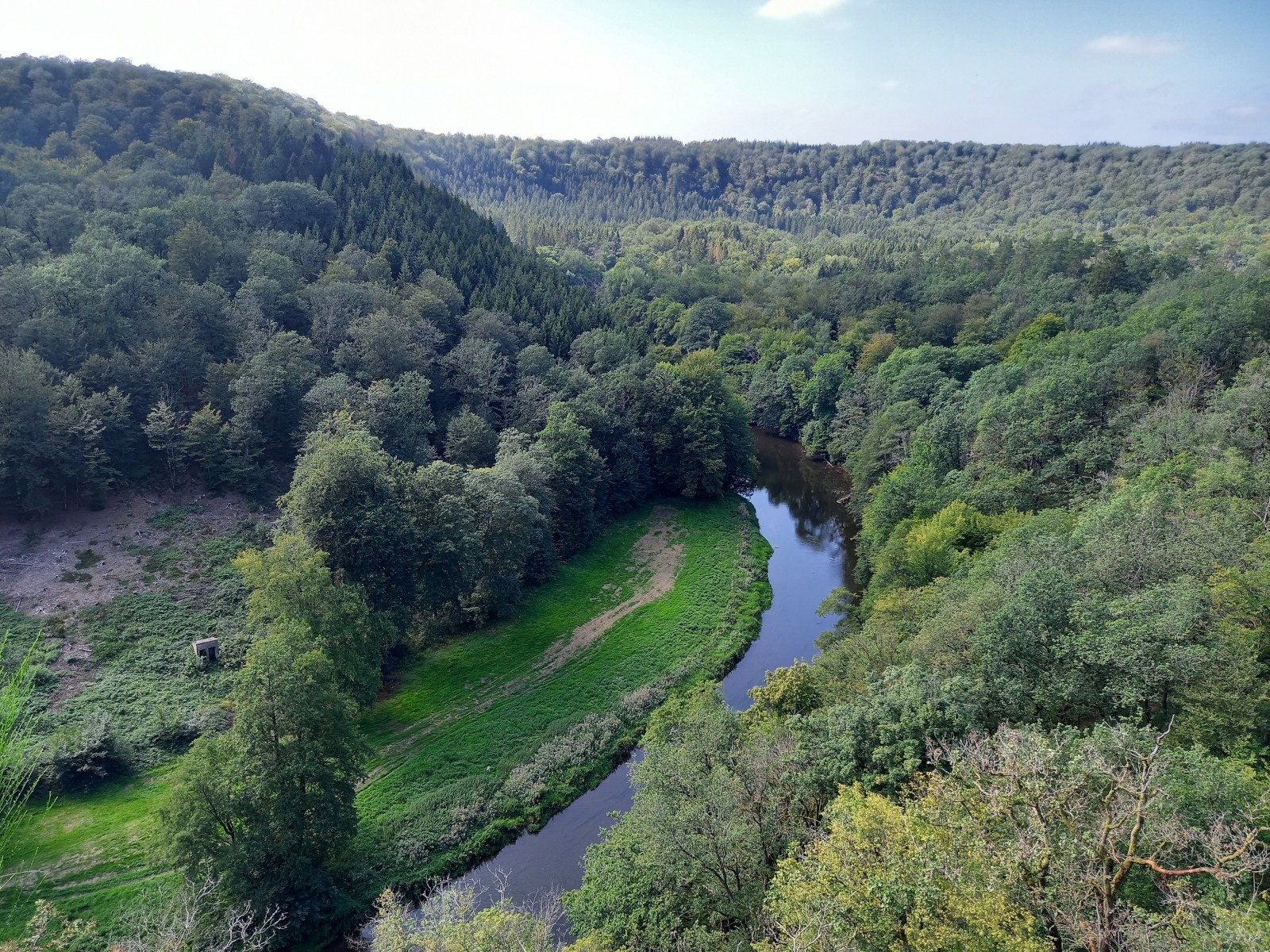 Vue sur la vallee de la Semois depuis le Rocher du Hat