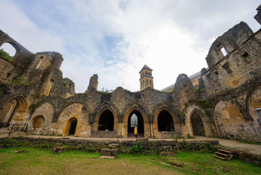 Une femme visite l'abbaye d'Orval