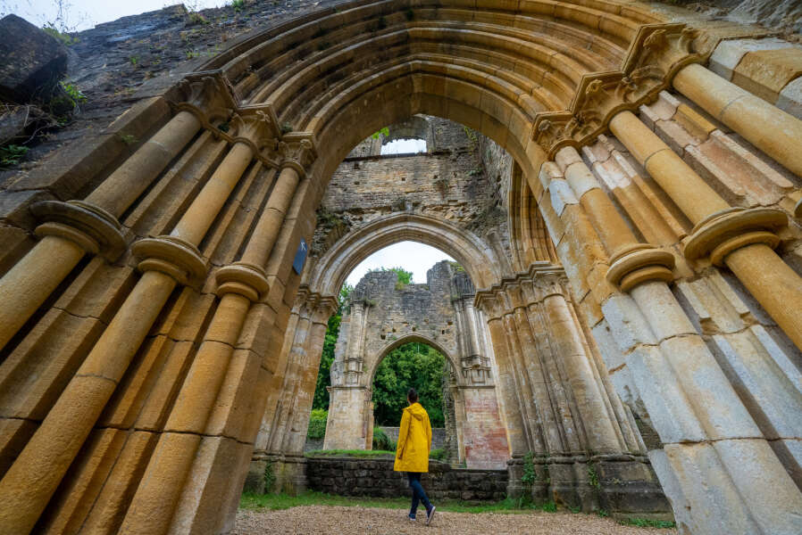 Une femme visite l'abbaye d'Orval
