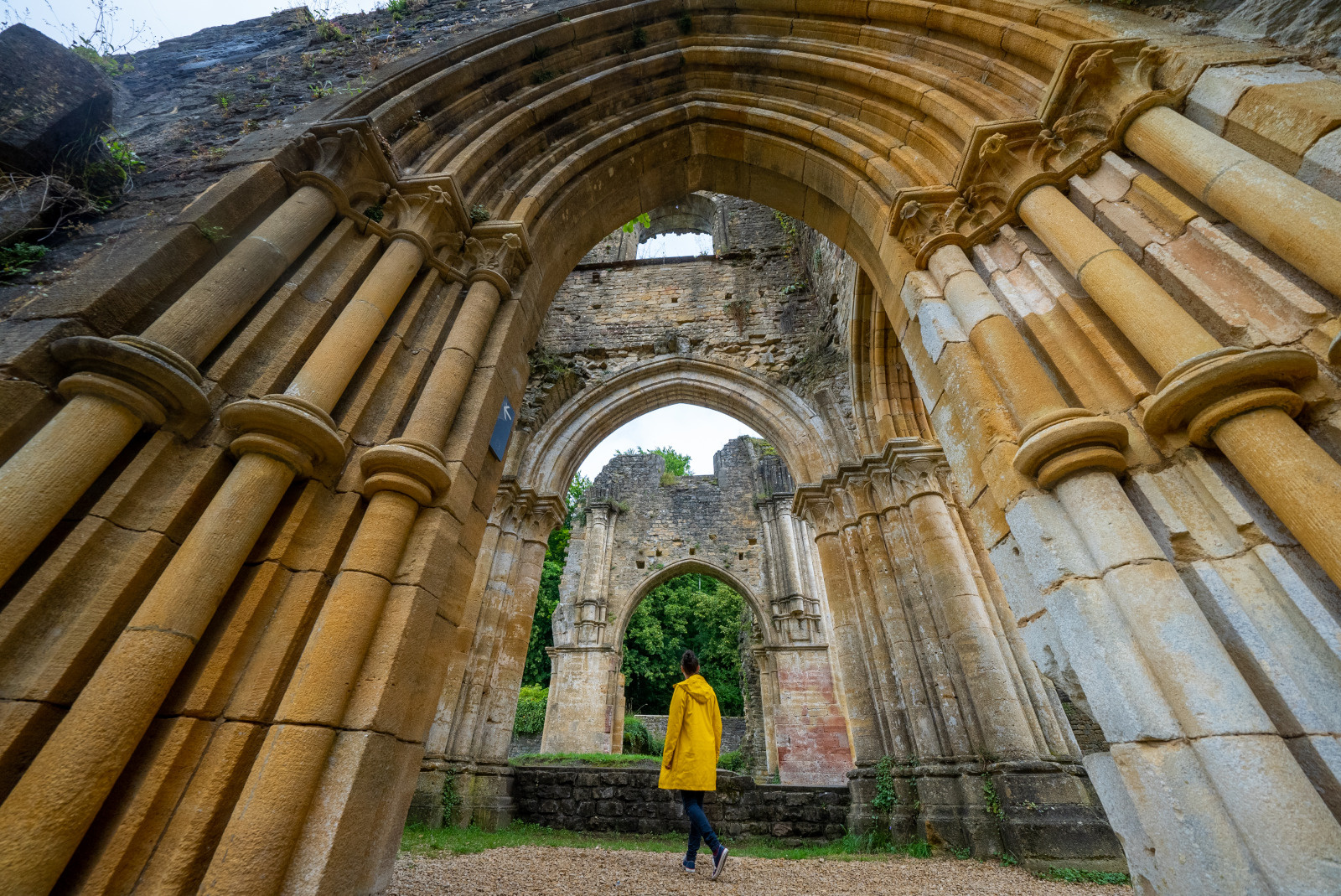 Une femme visite l'abbaye d'Orval
