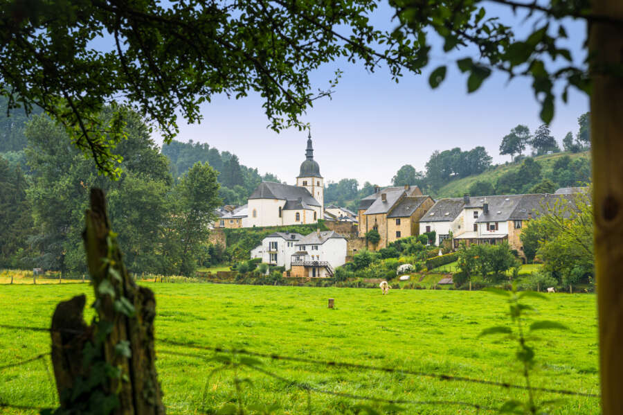 Vue sur plusieurs maisons et l'eglise Saint-Martin a Chassepierre