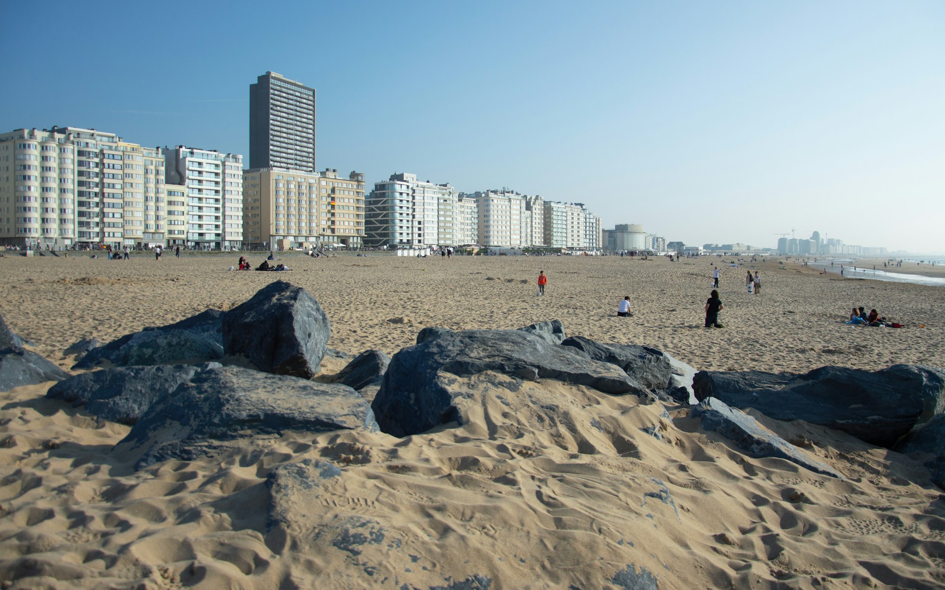 Fileleed aan zee: gouverneur wil opnieuw ‘Coronabarometer’ tegen drukke stranden!