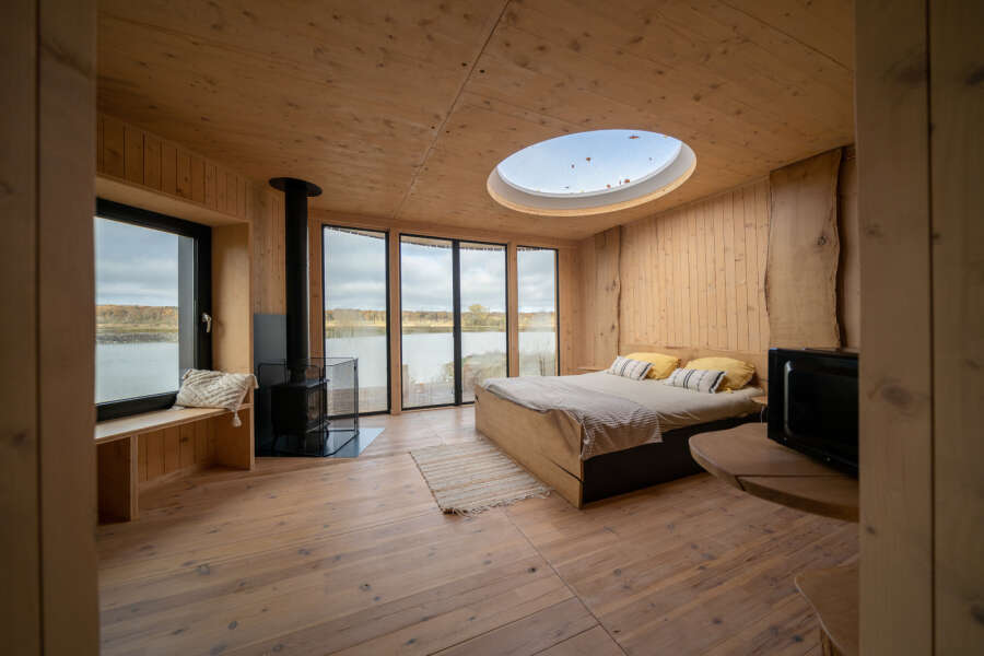 Cabane au bord de l'eau a l'Aquascope de Virelles