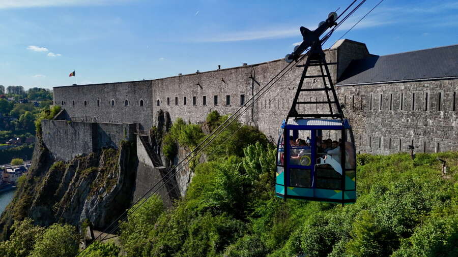 Telepherique de Dinant devant la citadelle - ete