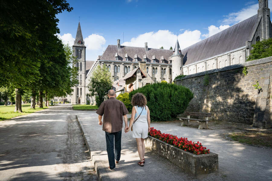 Couple devant l'abbaye de Maredsous