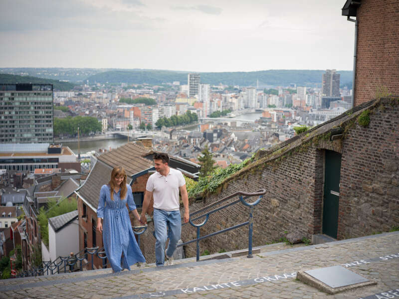Couple gravissant la montagne de Bueren