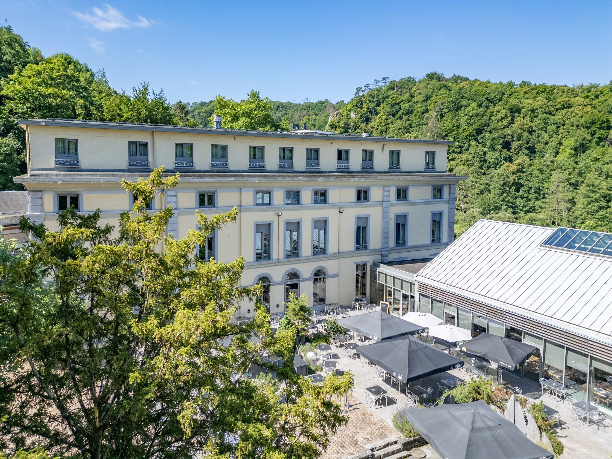 À 2 pas de Dinant : l’hôtel-château qui séduit autant les couples que les familles &#8211; translated into: nl