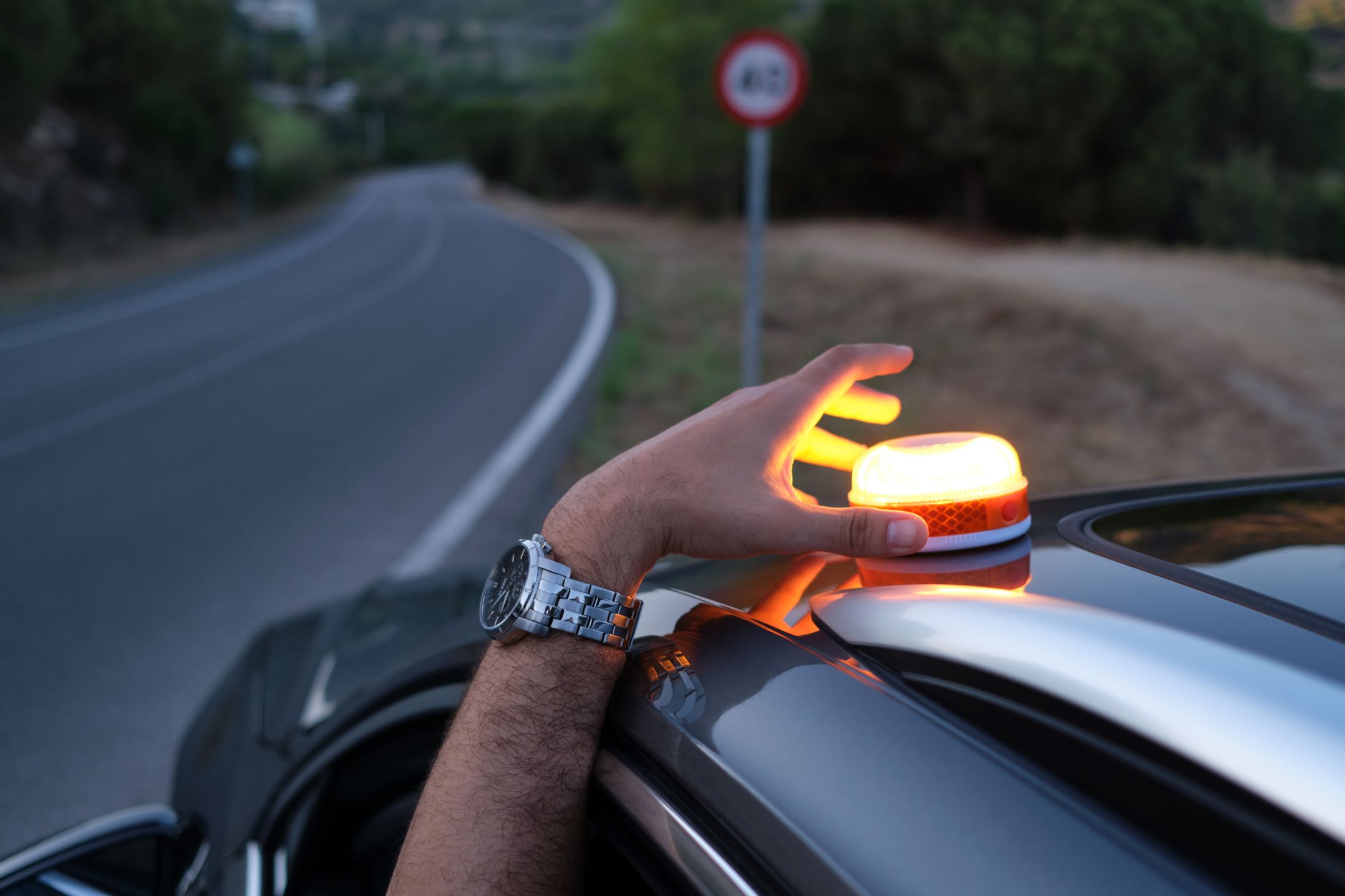 Rijden in Spanje? De ‘geconnecteerde noodsignaallamp’ vervangt in 2026 de gevarendriehoek.