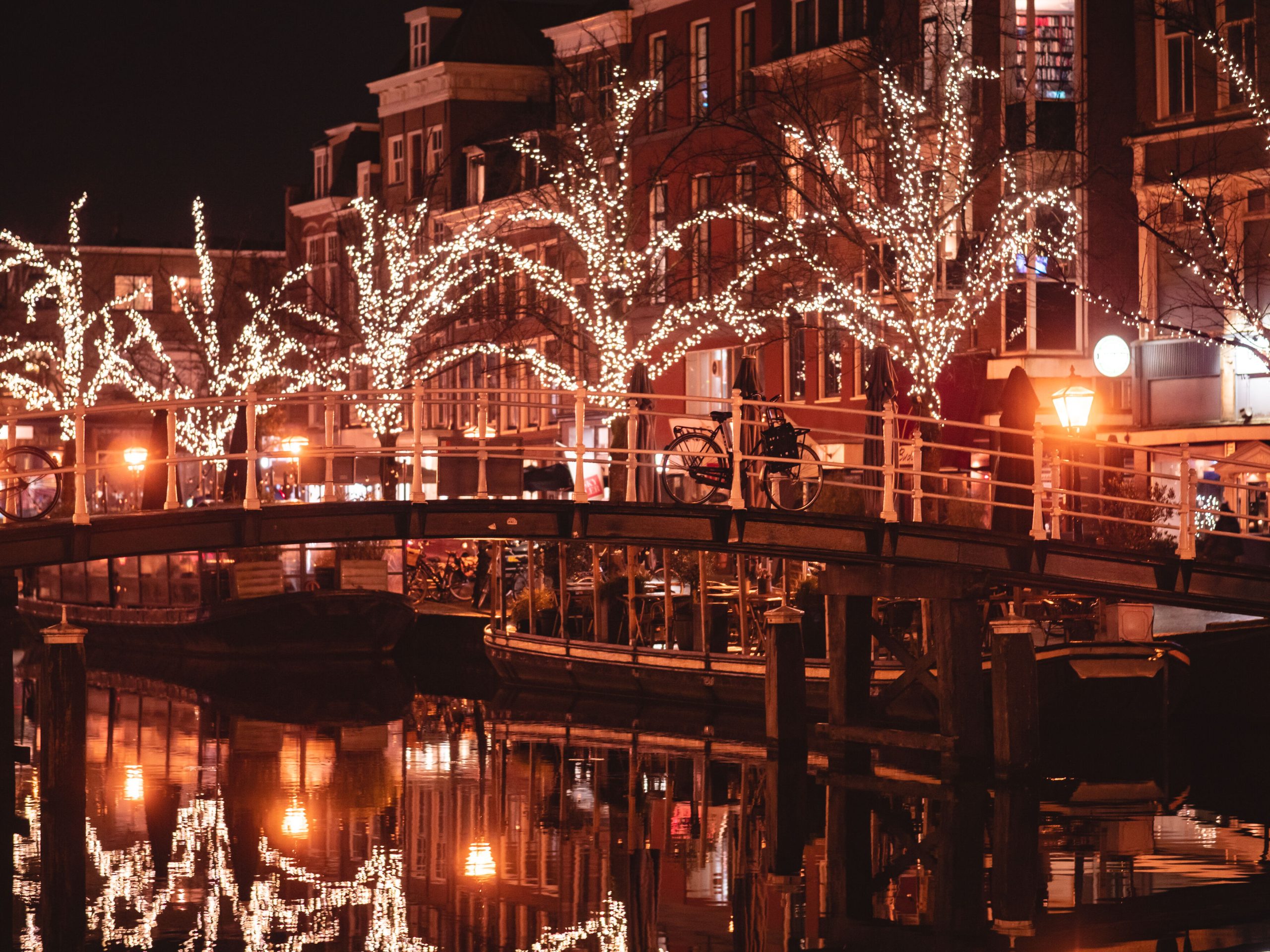 1574 Kerstmannen en een drijvende ijspiste: Leiden pakt groots uit deze winter