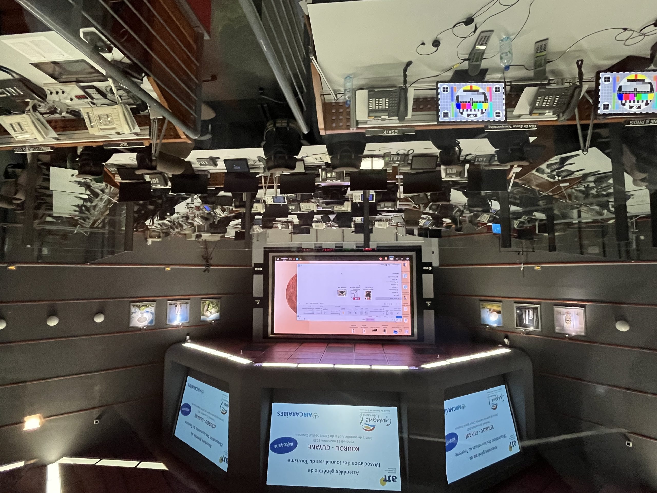 Dans la salle de contrôle Jupiter 2