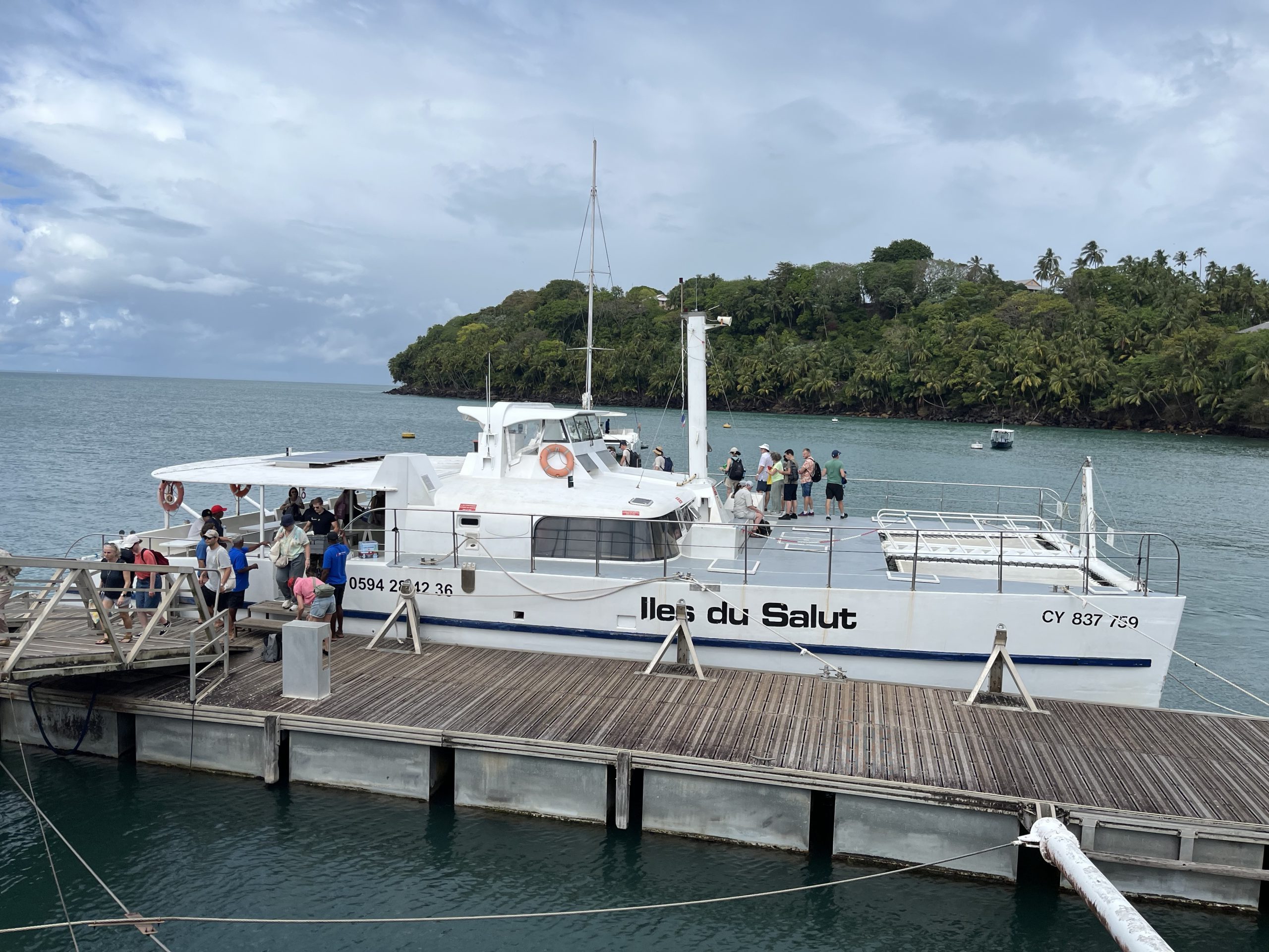 L’arrivée du catamaran à l’Île Royale.
