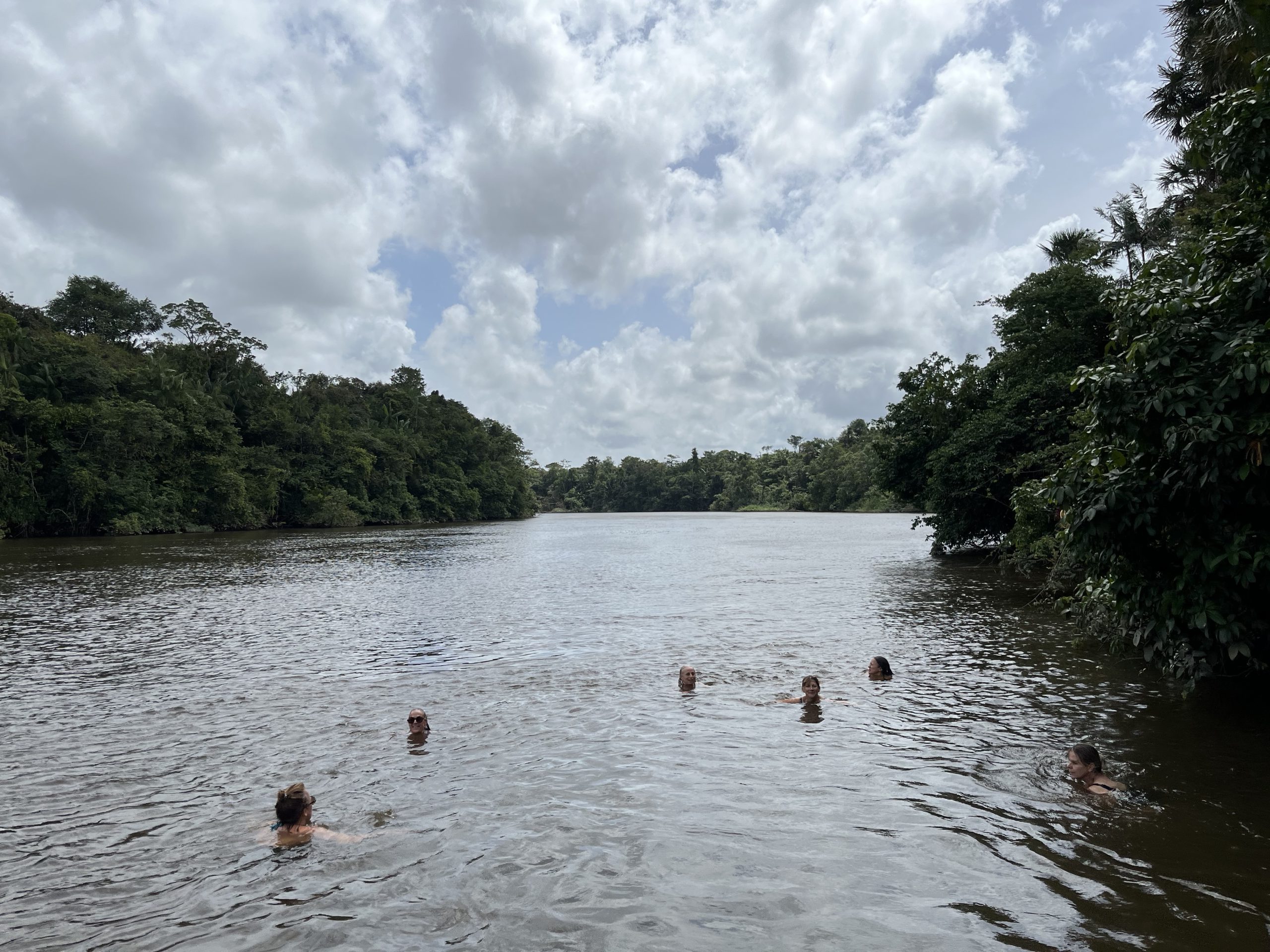 Baignade dans le fleuve Kourou.