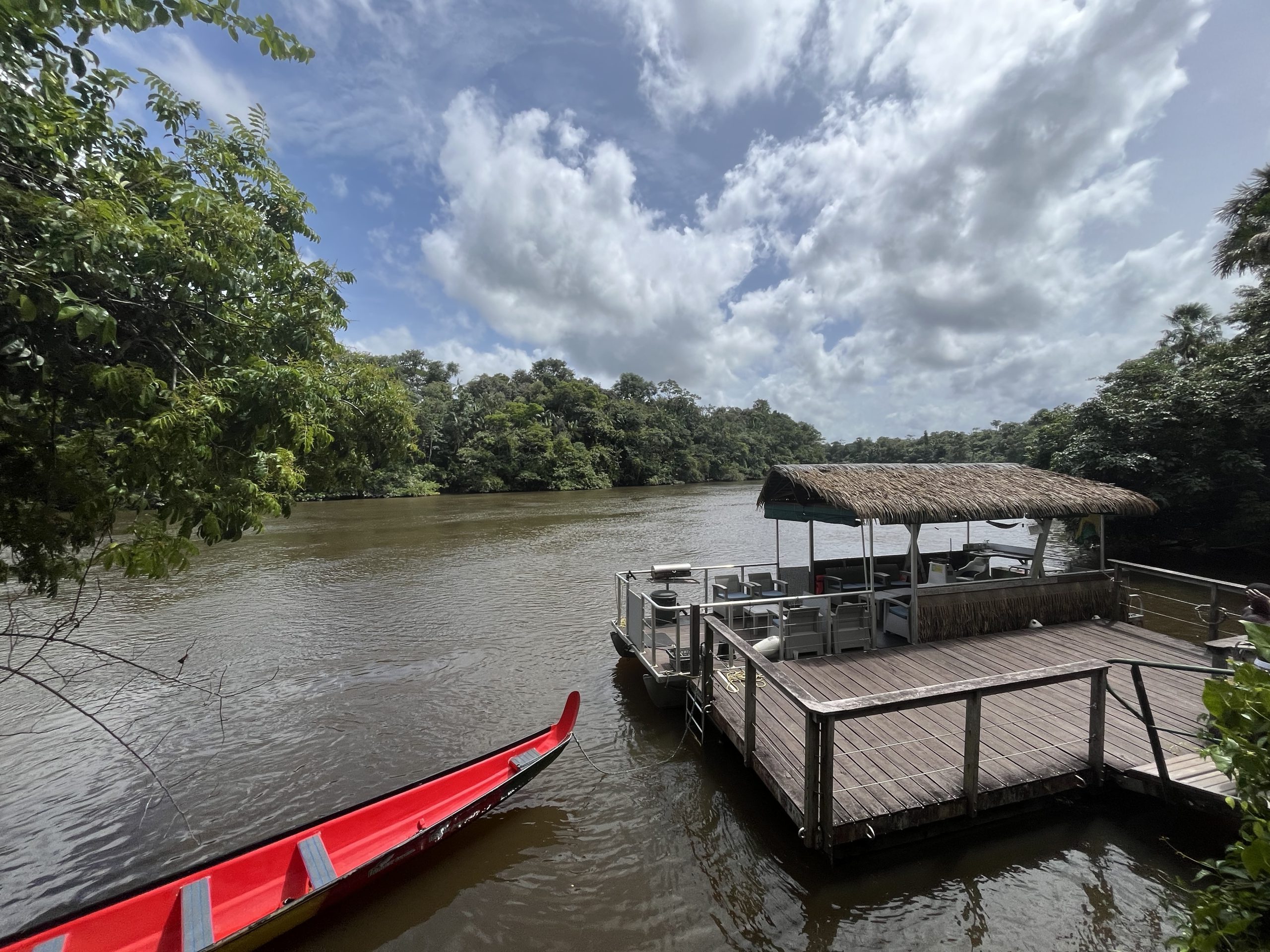 Le ponton d’embarquement du camp Maripas, près de Kourou.