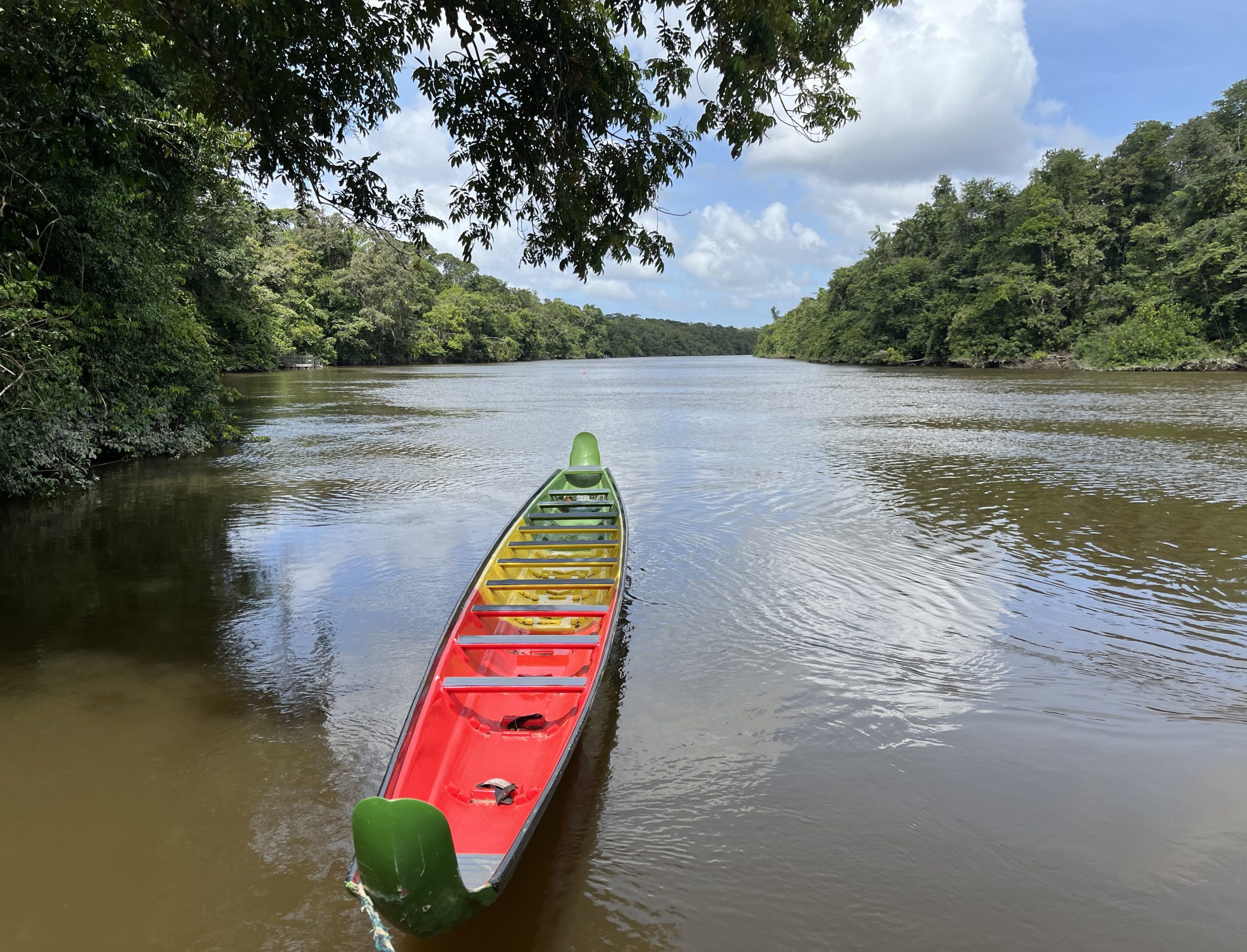 Pirogue P12 traditionnelle sur le fleuve Kourou.