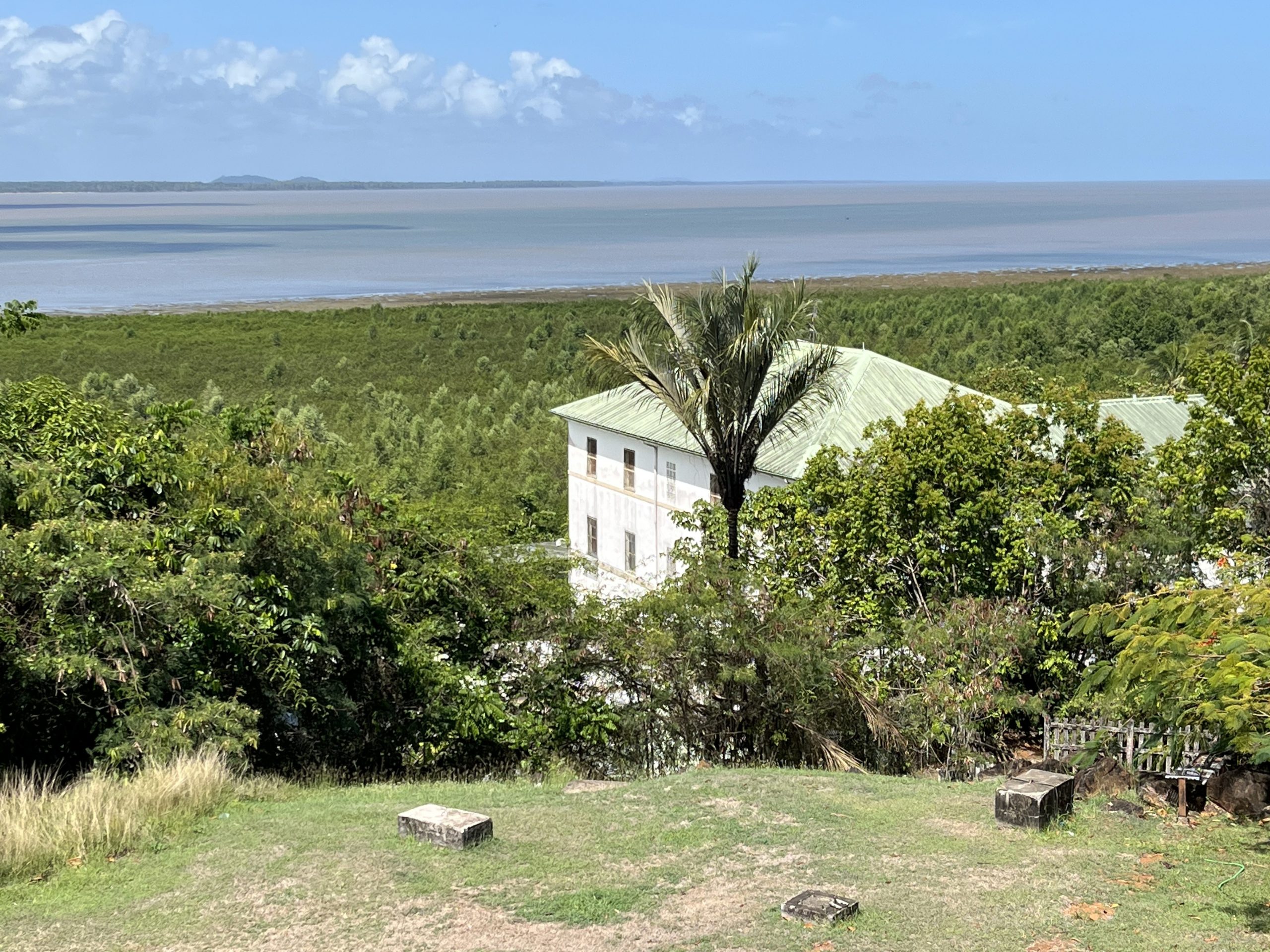 Vue sur l’océan Atlantique depuis la colline Cépérou