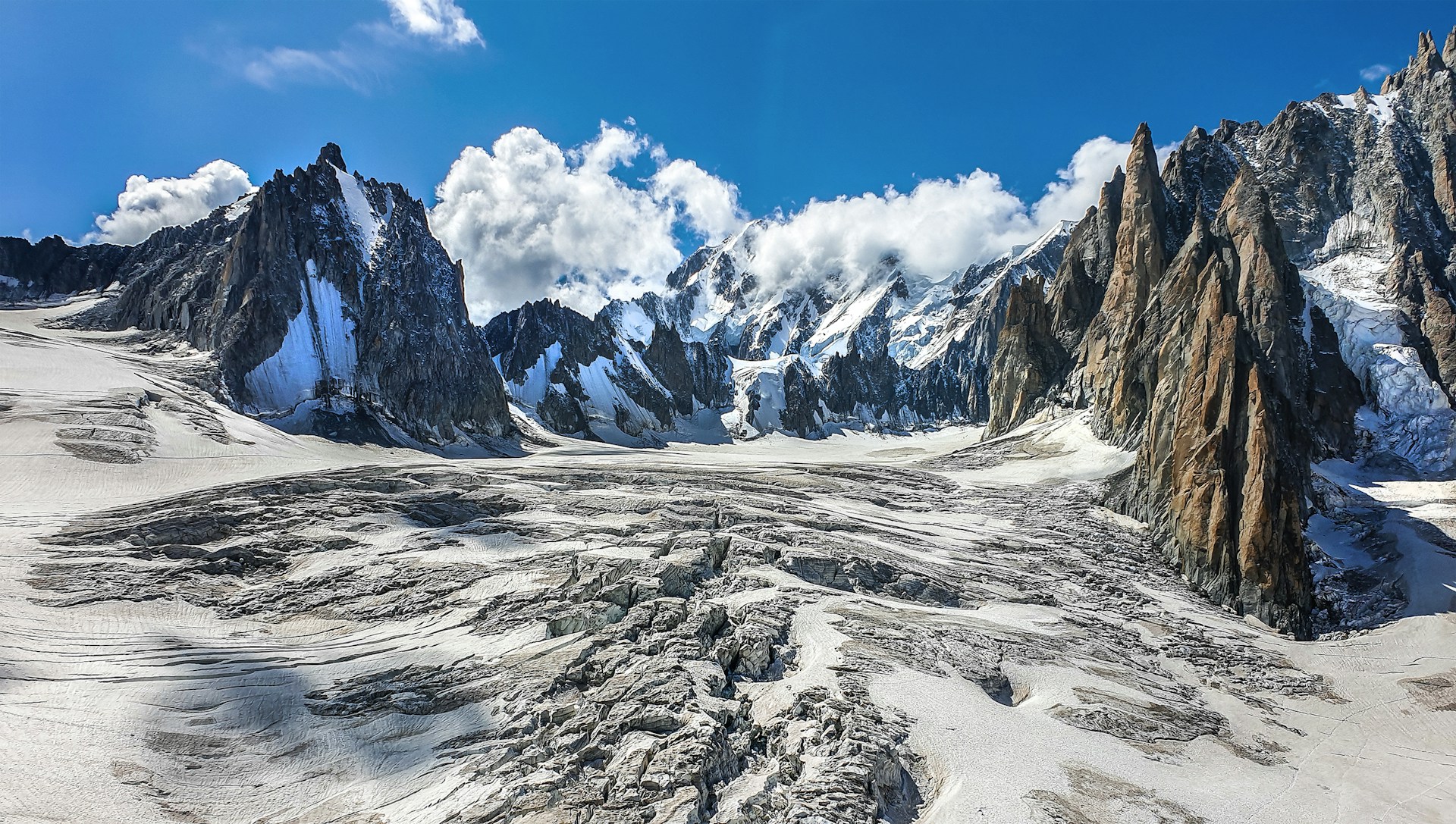 À 4.000 mètres, une passerelle prend son envol : l’Aiguille du Midi se refait une beauté !