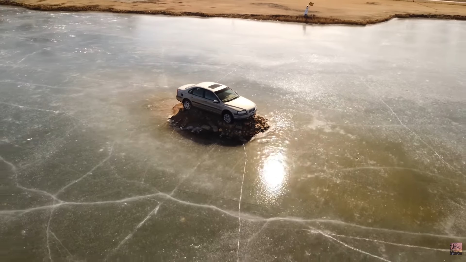 Een micro-eiland met een gestrande Volvo gaat viraal